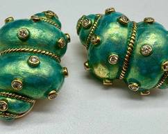 18k Green Enamel Diamond Clip Earrings 

In good condition with some wear to the enamel. 

Measuring about 1.25 inches. 