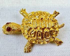 Vintage 14k Gold Turtle Brooch accented with a ruby eye

Measures about one inch in length 