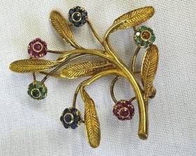 Beautiful 18K and Gemstone Gold Brooch accented with gemstone. Missing one gemstone in the center of a flower 

Measures about 1.8 inches