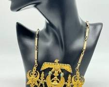 Vintage Egyptian Revival Gold Tone Necklace 

A beautiful detailed design! Measures about 5" x 4" 

Measures about 22" long and features a magnetic closure. 