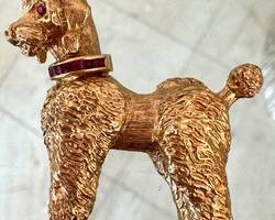 Vintage 14k Poodle Brooch, simply delightful! The eyes and collar look to be made from rubies

Measures about 1.5 inches. 