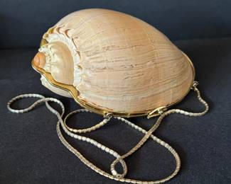 Judith Lieber Seashell Evening Bag. Evening bag – minaudière, natural shell, gold-tone metal, linked shoulder strap, Judith Leiber (Hungarian-American)