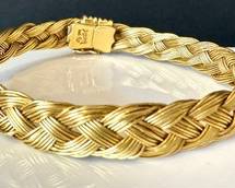 Henry Dunay Gorgeous 18k Gold Bracelet crafted in a beautiful woven design. 

Lovely women's bracelet 