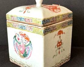Antique Porcelain Chinese Tea Box with phoenix-dragon decoration, 4-character artist red mark (陳Chen 萬Wan),

Item in vintage condition with a small chip in the inner rim and exhibits some slight paint wear

Measures about 4.5 inches tall. 