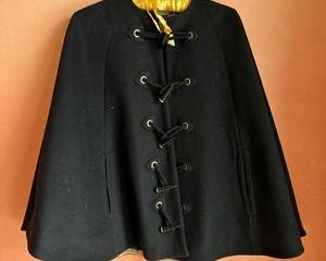 Rachel Zoe Cape in a lovely design

Size small 