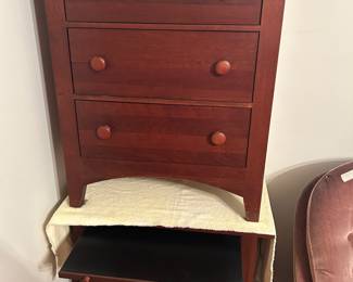 This is a Kincaid set of night stands with dovetail drawers and pull out tray above first drawer - excellent condition & like new 