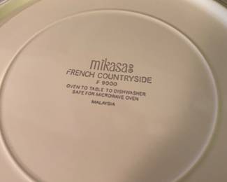 Mikasa large (86 pieces) dinnerware set 