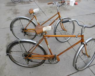 Lot 140. His and Hers Collegiate 5-Speed Schwinn bicycles. 22" and 20"