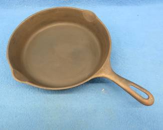 Lot 92. Pre-1960 unmarked No. 8 cast iron Wagner 10 1/2" skillet