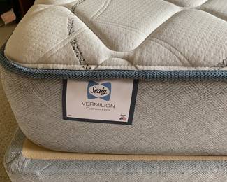 Queen size mattress Sealy brand  #2 *Like brand new 