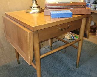 MCM Lane drop-leaf end table