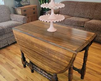Gate leg table