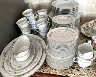 Sango Carousel 3674 China Set 12Pc Setting