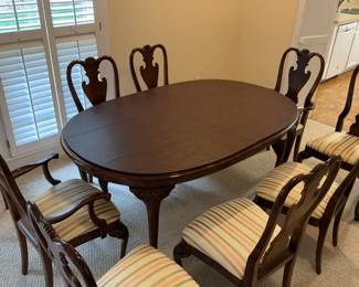 Dining room table with eight chairs With 2 Leafs