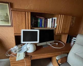 Desk and apple computer 