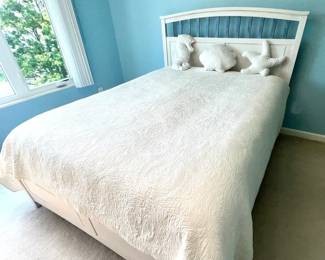 White Washed Queen Bed 