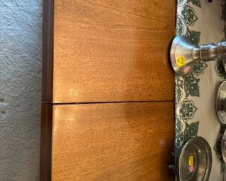 Pristine top 2 pedestals cross X and 8 Chairs