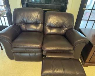 Matching LA-Z- Boy Matching Brown Leather 2 cushion both sides Recline. Primo Condition