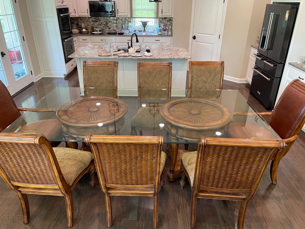 2 Leather Captain Chairs, 6 Cushioned Fabric Chairs, Glass Top Table in excellent condition