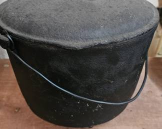 CAST IRON POT WITH LID