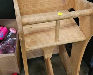 WOODEN HIGHCHAIR