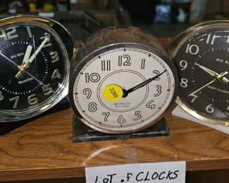 LOT OF CLOCKS
