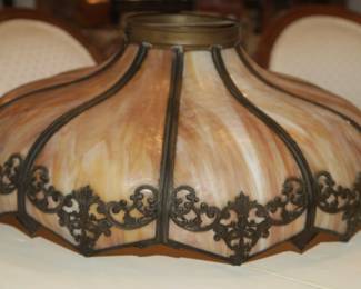 TIFFANY STYLE SHADE - CAN BE HUNG OR USED ON LAMP BASE