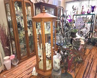 Cases of high-end statues and figurines