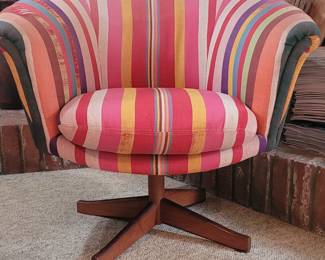 Closeup of DMTUB CHAIR 