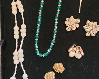 Costume jewelry. Victorian stretch bracelet