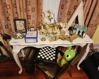 Sofa table, small chandelier