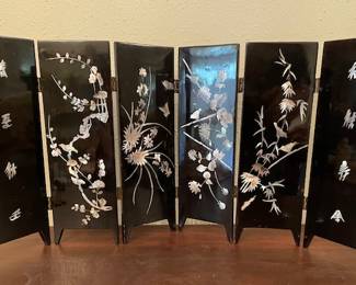 Japanese lacquer tabletop screen with mother of pearl inlay