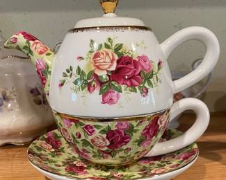 Royal Albert Old Country Roses Chintz "tea for one" set