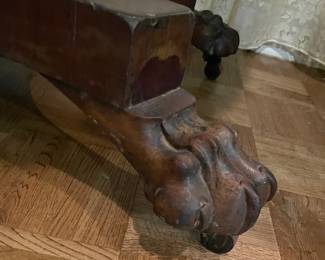 claw foot detail