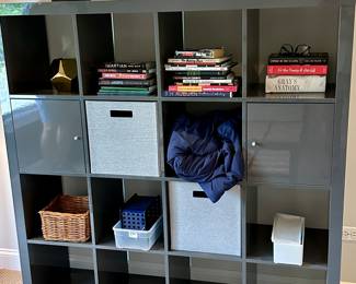 Great looking wall storage shelf for kid’s room or office. 