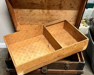 Pretty rustic trunk with a removable shelf in good condition!