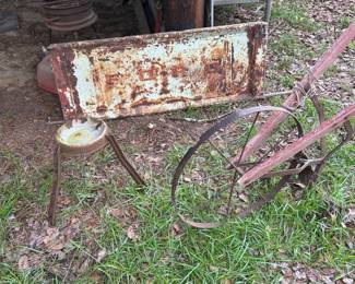 Old Ford tailgate!  Possibly from a 50's or early 60's truck?  and what a cool little vintage plant stand...and an old plow.   Lots of other good finds too.
