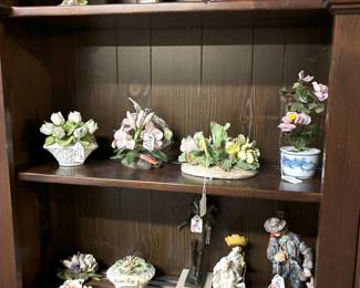 Large amount of decorative objects and collectibles.