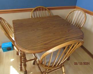 oak dropleaf table w/4 chairs