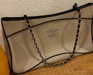 Chanel Cream and Black quilted tote shoulder bag (Authenticated)
