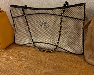 Chanel Cream and Black quilted tote shoulder bag (Authenticated)
