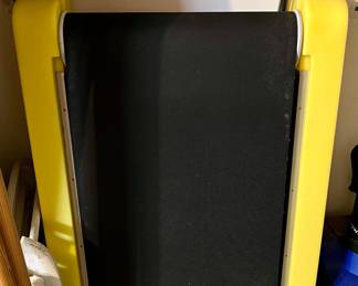 Swimming pool treadmill