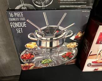 16 piece fondue set new 