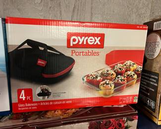 Pyrex  bakeware and carrying  case 