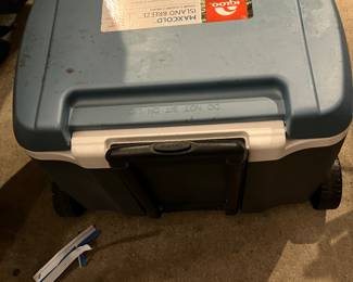 Igloo cooler with wheels and pull handle 