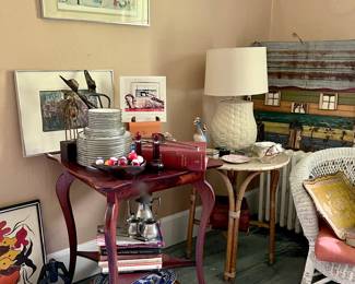 COTTAGE WITH VINTAGE COLLECTIBLES