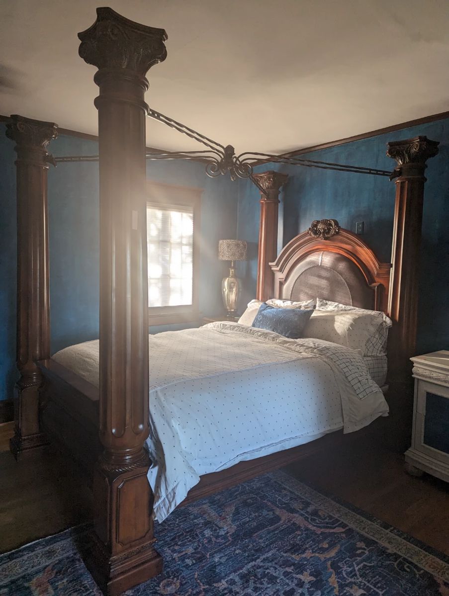 Queen 4 poster. Comes apart for easier transport. Posts are 7' 7" tall