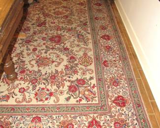 Beautiful 9' x 16' area rug