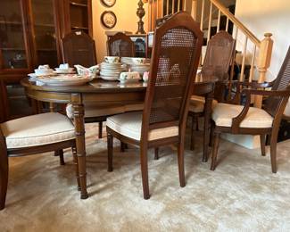 Perfect Henredon walnut dining table w six chairs and 2 leaves