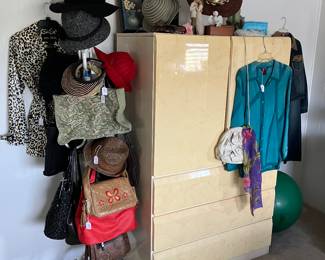 Vintage chest of drawers/entertainment center